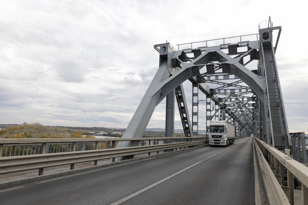 Restricții de circulație pe Podul Prieteniei Giurgiu-Ruse, până în decembrie. Trafic dirijat cu semafoare, zi și noapte