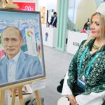 Un tablou cu Vladimir Putin la o expoziție a forumului Rusia și lumea islamică. După atacarea Iranului de către Israel, liderul rus a încercat să blocheze susținerea militară a SUA pentru Benjamin Netanyahu - Foto: Hepta.ro