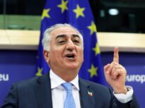 The Crown Prince of Iran calls for revolt: Our leader is hiding in a bunker like a rat!