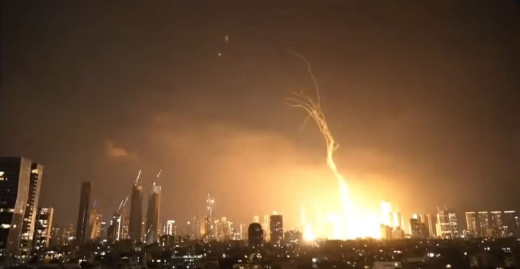 LIVE Iranul a atacat Israelul cu zeci de rachete balistice. Explozii în Tel Aviv, Iron Dome nu a făcut față. Trump a amuțit (Video)