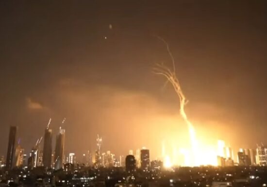 Iranul a atacat Israelul cu zeci de rachete balistice. Explozii în Tel Aviv, Iron Dome nu a făcut față. Netanyahu face apel la iranieni să se revolte (Video)