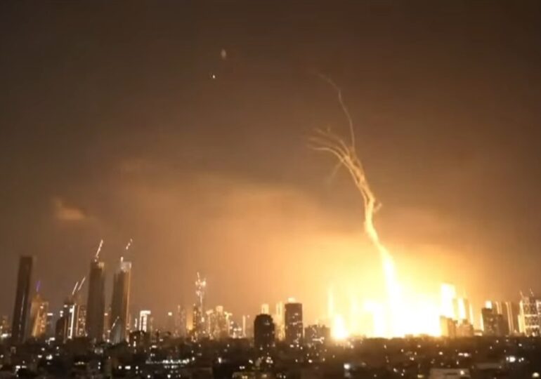 <span style="color:#990000;">LIVE</span> Iranul a atacat Israelul cu zeci de rachete balistice. Explozii în Tel Aviv, Iron Dome nu a făcut față. Netanyahu face apel la iranieni să se revolte (Video)