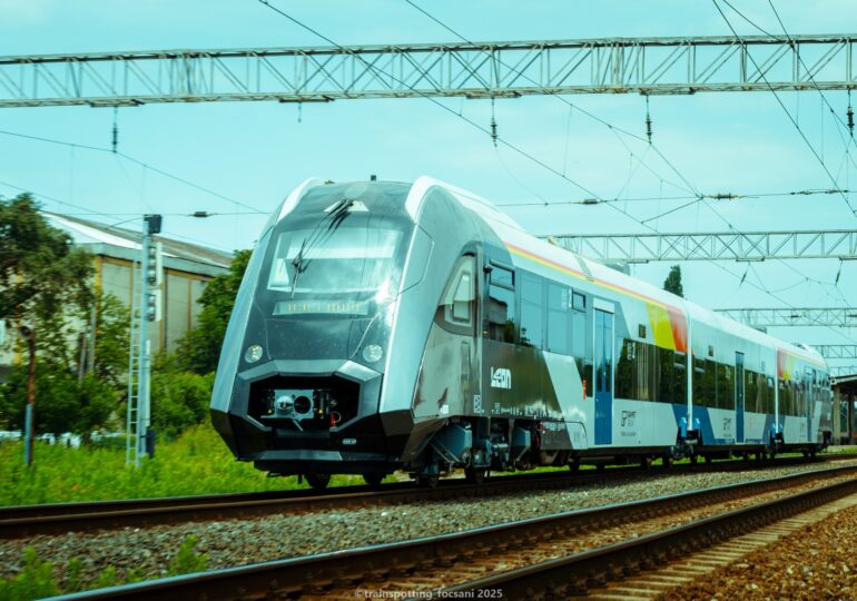 Vine Leon! Primul tren fabricat în România după 80 de ani ajunge în București