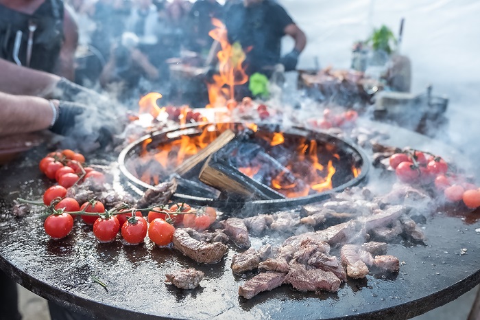 GrillFest devine un festin românesc cu Auchan. Răzvan Exarhu și Charlie Ottley, invitați speciali pe scena principală în prima zi