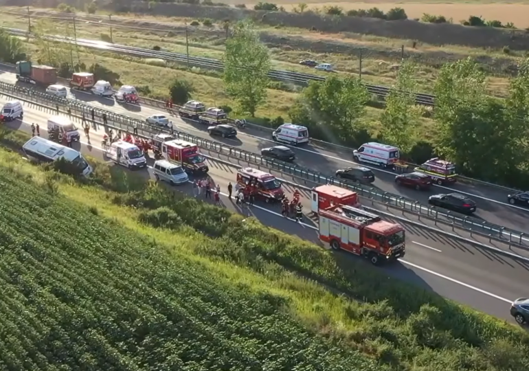 Doi copii în stare gravă după ce un autocar s-a răsturnat pe A2. Un băiat de 9 ani, resuscitat cu greu, e la Terapie Intensivă
