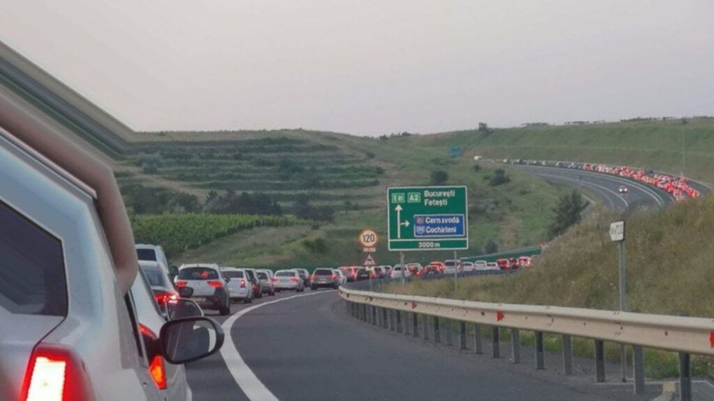 Cozi kilometrice pe DN1 și A1. Trafic aglomerat în toată țara la începutul minivacanței de Rusalii