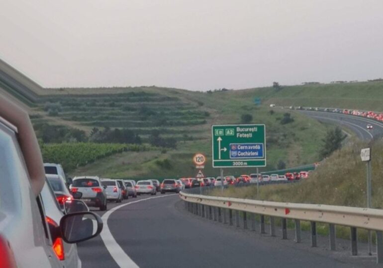 Cozi kilometrice pe DN1 și A1. Trafic aglomerat în toată țara la începutul minivacanței de Rusalii