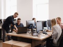 Creșterea salariilor încetinește în România, sub ritmul din regiune. La stat apar scăderi