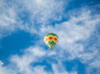 A hot air balloon, filled with tourists, caught fire and crashed in Brazil (Video)