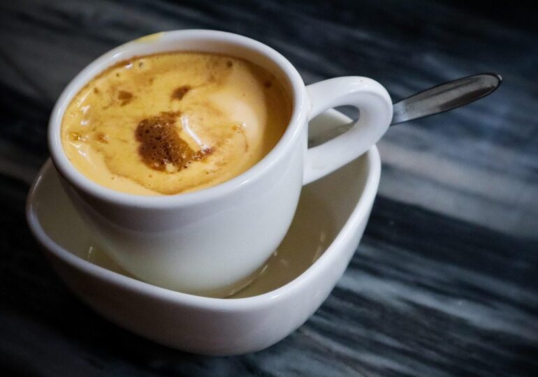 Cafeaua îți poate prelungi viața, dar depinde cum o bei. Când devine un risc pentru organism