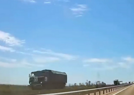 Rusia face mișcări fără precedent pe front: Forțe militare importante, mutate din Crimeea în Sumî (Video)