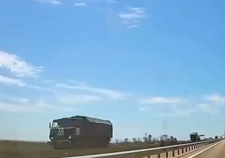 Rusia face mișcări fără precedent pe front: Forțe militare importante, mutate din Crimeea în Sumî (Video)