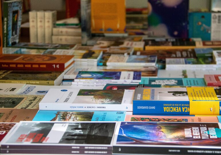 Creșterea TVA amenință piața fragilă de carte. Editorii: Se va citi și mai puțin, spre deloc