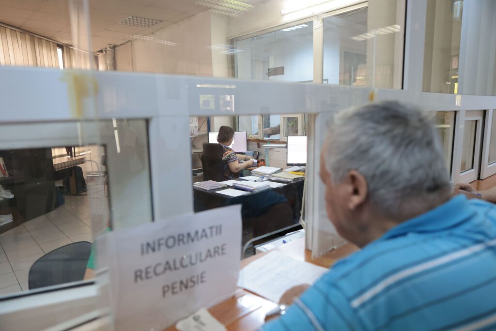 Gaura din bugetele de pensii, șomaj și sănătate se adâncește. A ajuns la aproape 28% din deficitul total