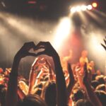Femei înțepate cu seringa în timpul unui festival. 12 suspecți au fost reținuți
