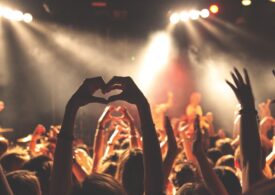 Femei înțepate cu seringa în timpul unui festival. 12 suspecți au fost reținuți