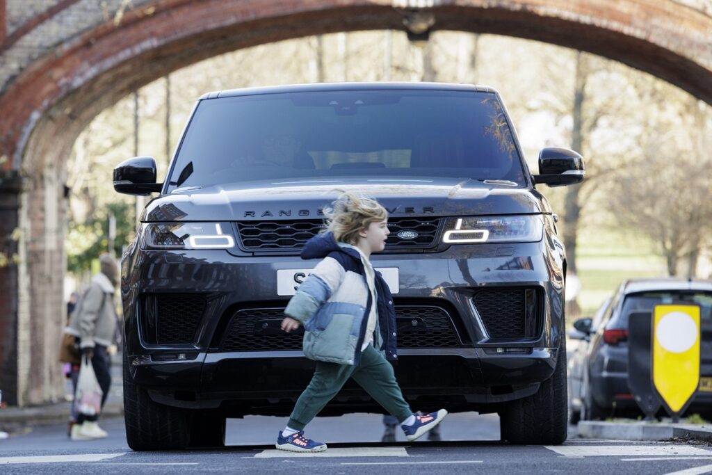 Raport alarmant: Copiii sunt victime sigure pentru SUV-uri înalte, care devin preferatele șoferilor din Europa