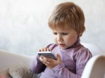 Ce impact are asupra copiilor mici timpul excesiv petrecut în fața ecranelor – studiu britanic