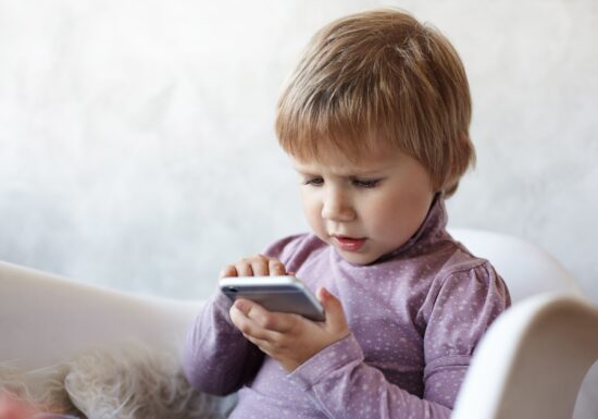 Ce impact are asupra copiilor mici timpul excesiv petrecut în fața ecranelor - studiu britanic