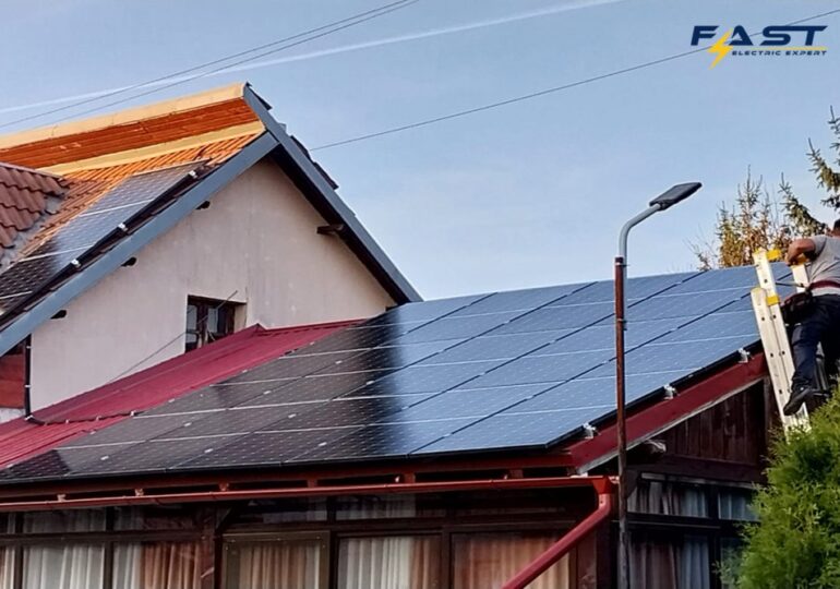 Cum să economisești bani cu montarea unui kit de panouri fotovoltaice, recomandat de Fast Electric Expert