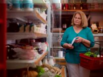 Românii cumpără cu aproape 30% mai puține alimente, spune ministrul Agriculturii. Propune plafonarea adaosului comercial la 20%