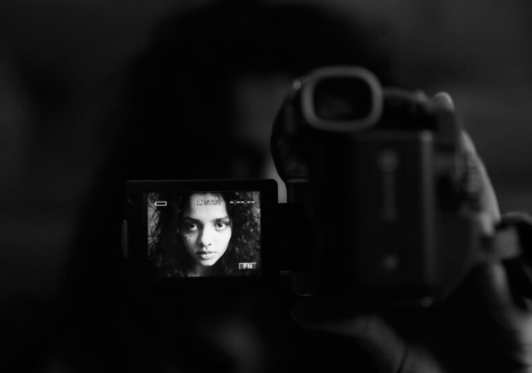 Premieră în Europa: În fața valului deepfake, Danemarca propune copyright pentru chipul și vocea ta