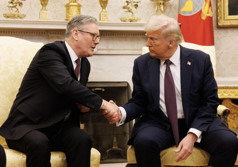Trump taie din tarifele pentru Marea Britanie: „Sunteți protejați pentru că îmi place de voi”