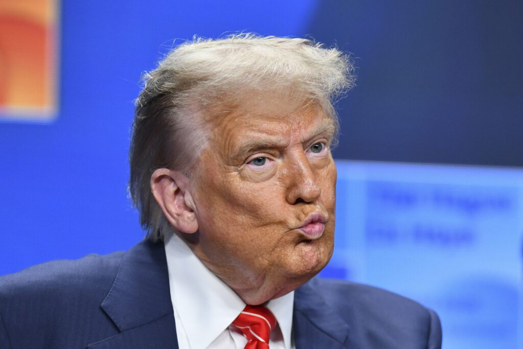 Trump anunță noi taxe vamale chiar și de 100% la medicamente, camioane și mobilă