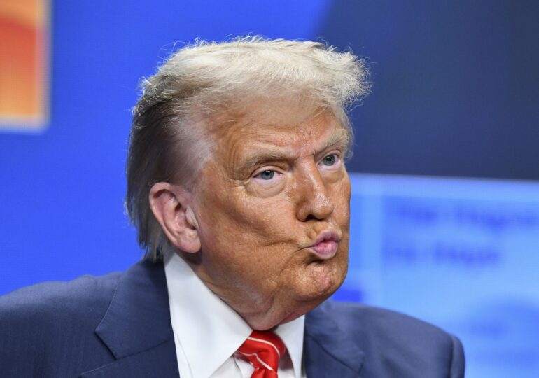 Macron îi cere lui Trump să pună capăt războiului comercial, după acordul NATO privind cheltuielile de apărare