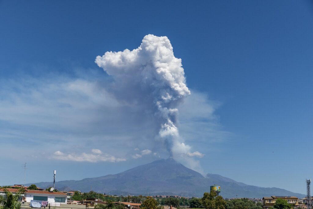 Etna a erupt din nou. A fost închis spațiul aerian de deasupra unei baze militare americane (Video)