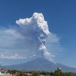Haos în Italia după ce vulcanul Etna a erupt: turiștii au fost puși pe fugă. Imagini dramatice cu coloana de cenușă expulzată de crater (Video)