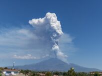 Etna a erupt din nou. A fost închis spațiul aerian de deasupra unei baze militare americane (Video)