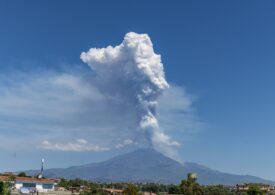 Haos în Italia după ce vulcanul Etna a erupt: turiștii au fost puși pe fugă. Imagini dramatice cu coloana de cenușă expulzată de crater (Video)