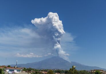 Etna a erupt din nou. A fost închis spațiul aerian de deasupra unei baze militare americane (Video)