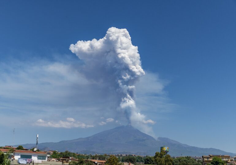 Haos în Italia după ce vulcanul Etna a erupt: turiștii au fost puși pe fugă. Imagini dramatice cu coloana de cenușă expulzată de crater (Video)