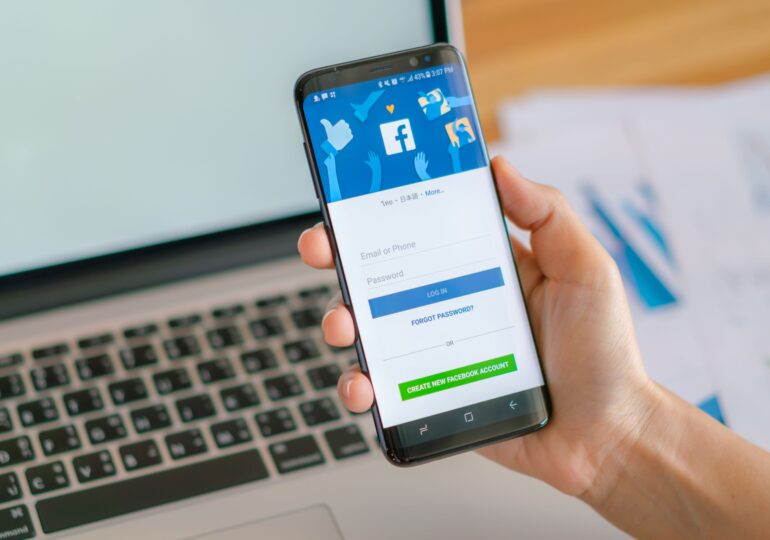 Conturile de social media, obligatoriu pe „public” pentru studenții străini care vor viză în SUA
