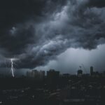 Rupere de nori în Capitală și în Prahova: Copaci doborâți de vânt, oameni salvați din mașinile blocate de ape, trafic oprit pe A3, după o ploaie care cade o dată la 100 de ani (Foto & Video)