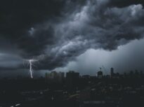 Alertă meteo în Ilfov. ISU: Amânați activitățile în aer liber!. Cod galben de vijelie în Capitală