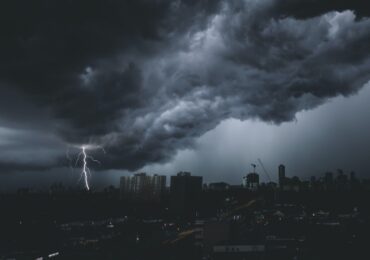 Alertă meteo în Ilfov. ISU: Amânați activitățile în aer liber!. Cod galben de vijelie în Capitală