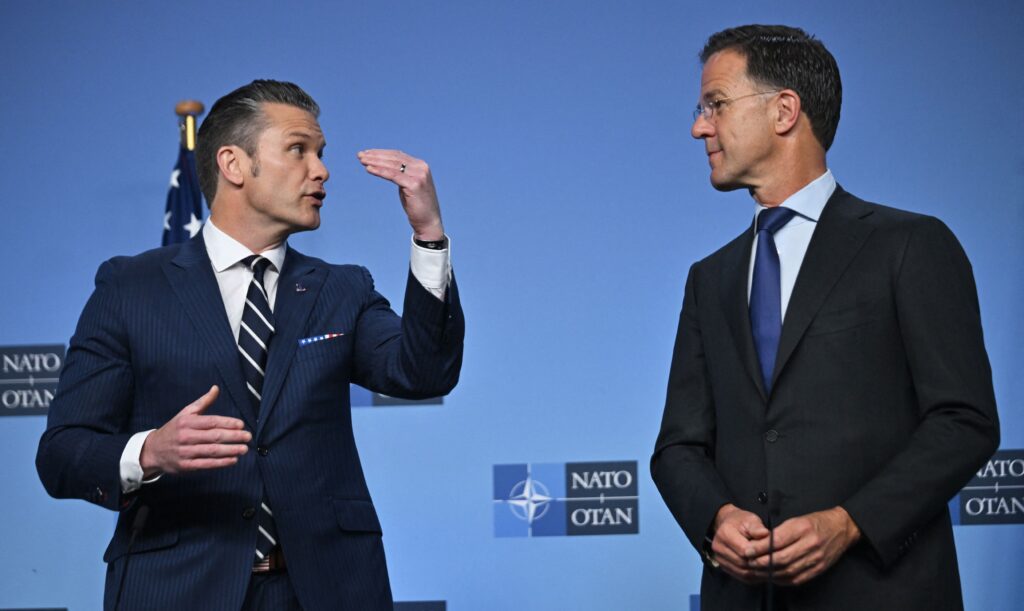 Trump câștigă pe două fronturi: NATO plătește, America încasează