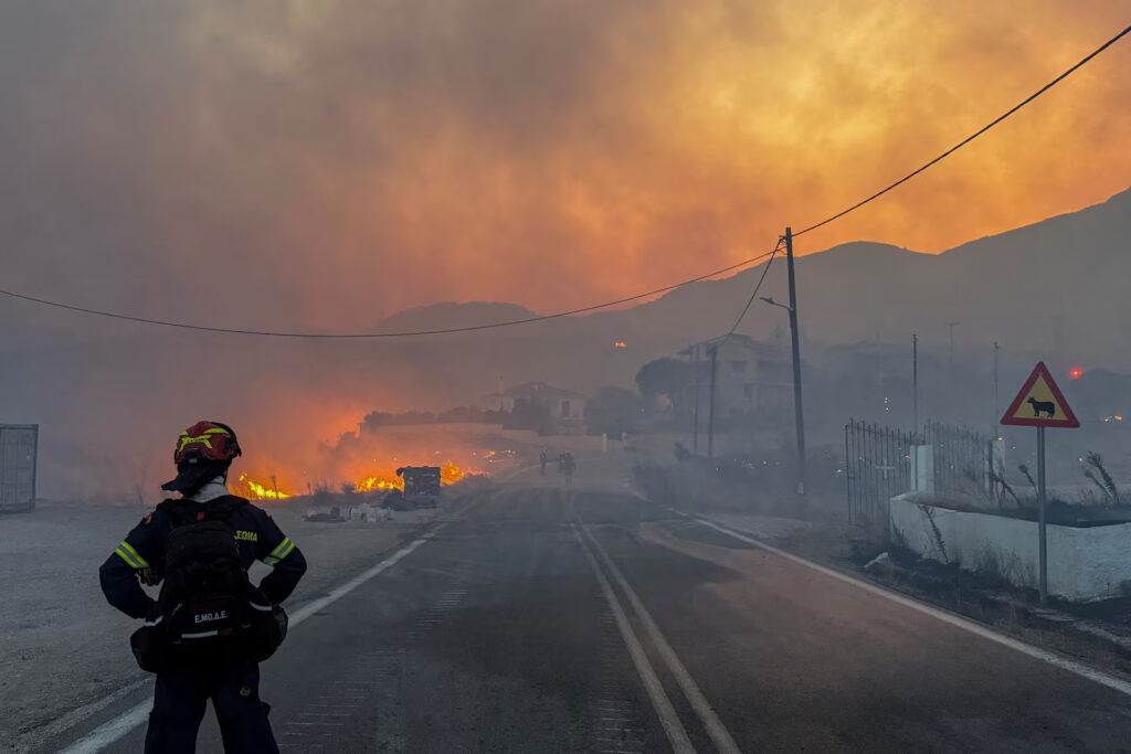 Insula greacă Chios declară stare de urgență în urma incendiilor care fac ravagii (Foto &amp; Video)
