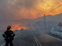 Rețeaua electrică îmbătrânită aprinde Grecia. Puține incendii pornesc de la cabluri, dar sunt printre cele mai devastatoare