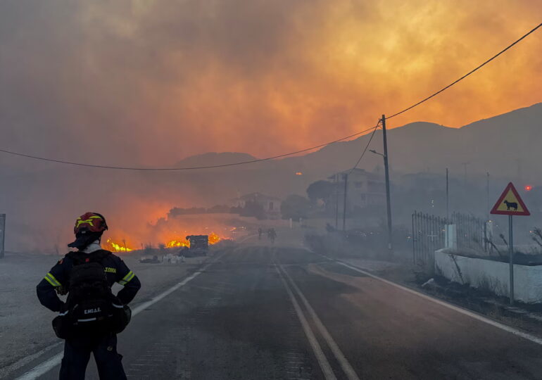 Insula greacă Chios declară stare de urgență în urma incendiilor care fac ravagii (Foto & Video)