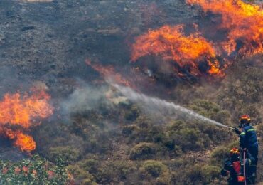 Incendii în Grecia: Unde arde acum și ce zone turistice sunt sub alertă. Creta, Chios, Samos și Ikaria, risc foarte ridicat
