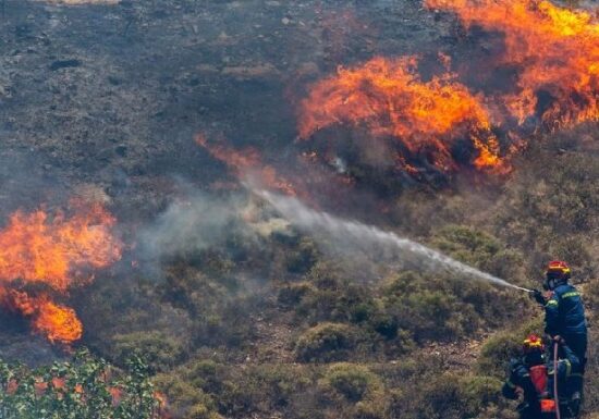 Incendii în Grecia: Unde arde acum și ce zone turistice sunt sub alertă. Creta, Chios, Samos și Ikaria, risc foarte ridicat
