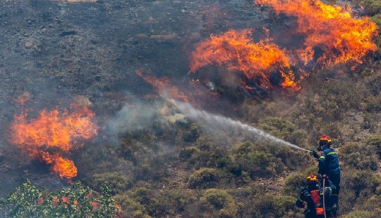 Un incendiu de vegetație face ravagii lângă Atena. Localnicii au fost îndemnați să se evacueze (Foto & Video)