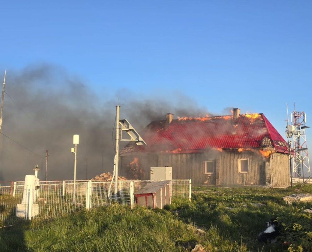 Cabana și statia meteorologică de pe Vârful Vlădeasa au fost cuprinse de un incendiu (Video)