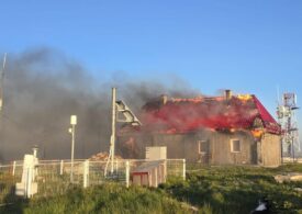 Cabana și statia meteorologică de pe Vârful Vlădeasa au fost cuprinse de un incendiu (Video)