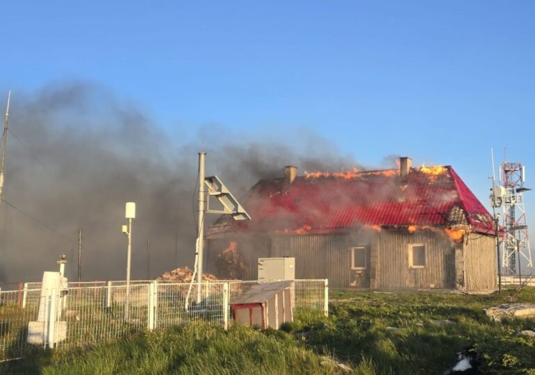 Cabana și statia meteorologică de pe Vârful Vlădeasa au fost cuprinse de un incendiu (Video)