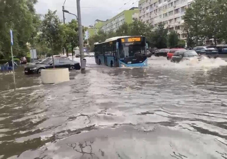 ANM: Furtuna de luni în Capitală, un fenomen extrem ce va deveni tot mai frecvent